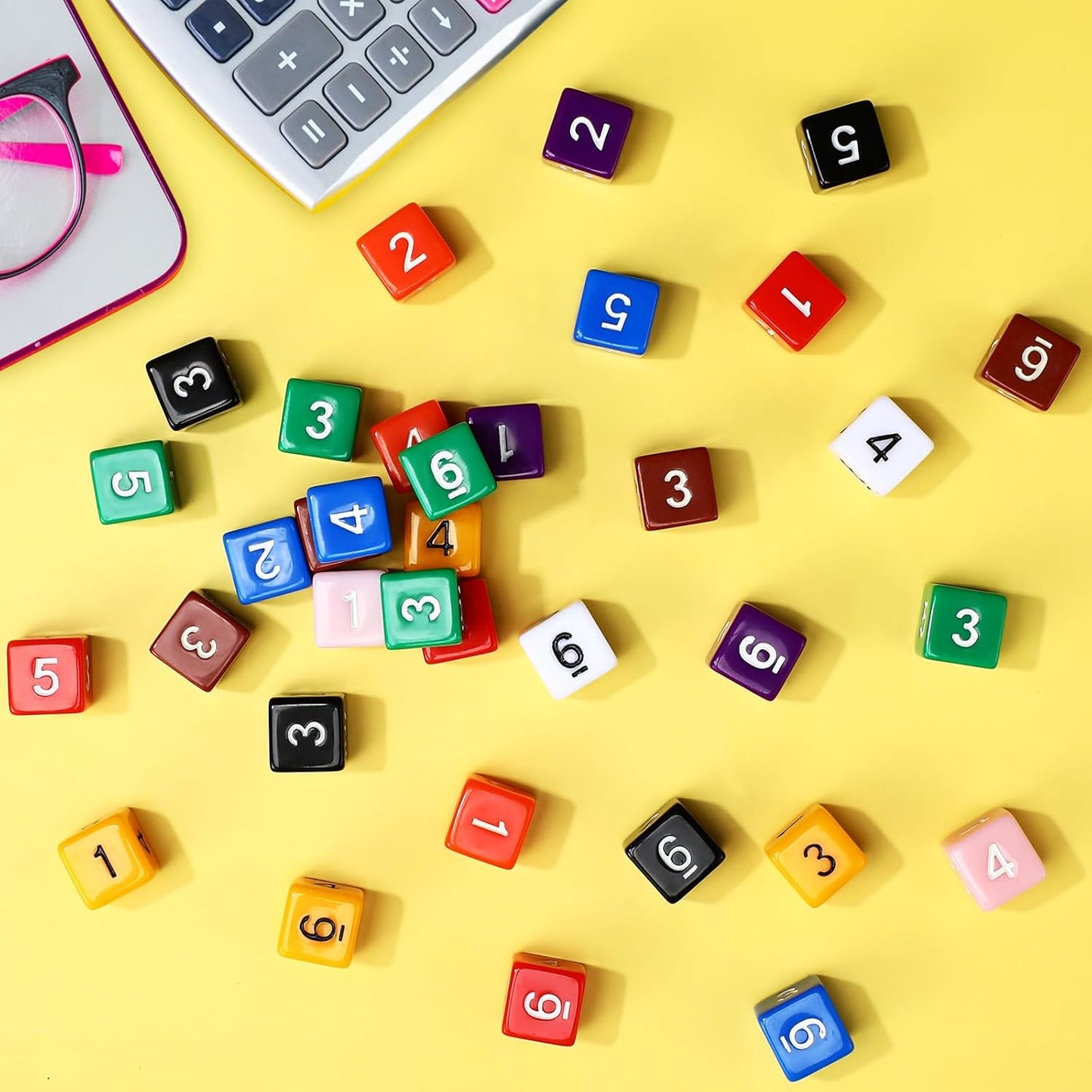 Poen 100 Pcs 16mm Dice Set Bulk, 6 Sided Standard Colored Dices with Numbers, D6 Polyhedral Games Dice for Board Games, Parties (Solid Color)